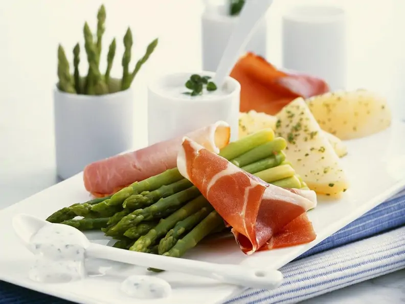 Spargel mit Schinken und Joghurtsauce