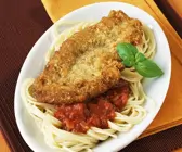 Nudeln mit Tomatensauce und Schnitzel