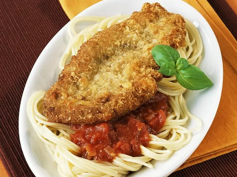 Nudeln mit Tomatensauce und Schnitzel