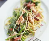 Nudelsalat mit Zuckerschoten und Shrimps