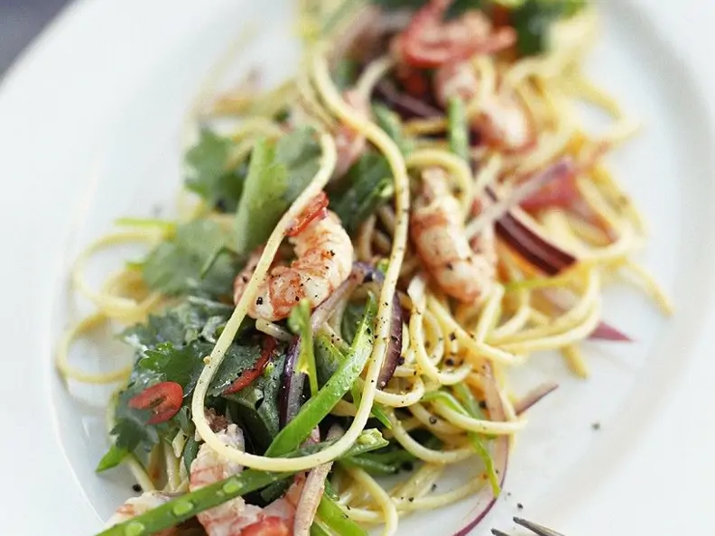 Nudelsalat mit Zuckerschoten und Shrimps
