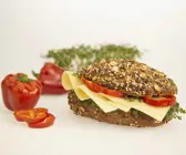 Vollkornbrötchen mit Käse und Paprika