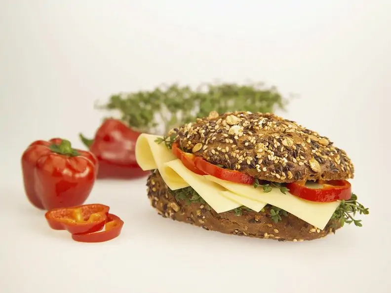 Vollkornbrötchen mit Käse und Paprika
