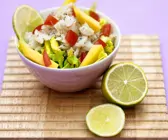 Fruchtiger Salat mit Seelachs