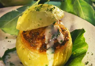 Mit Hackfleisch gefüllter Kohlrabi