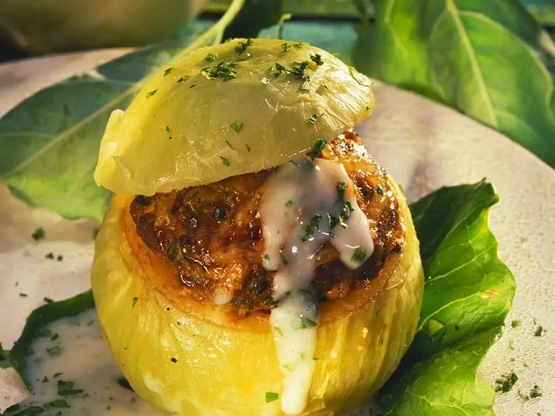 Mit Hackfleisch gefüllter Kohlrabi