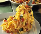 Nudeln mit Tomatensauce