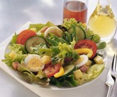 Blattsalat mit Gemüse und Ei