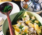 Steckrüben-Kartoffelgemüse mit Lammfleisch