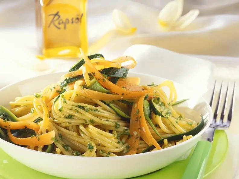 Spagehtti mit Gemüse und Pesto
