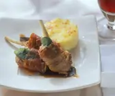 Lamm im Schinkenmantel mit Kartoffelgratin