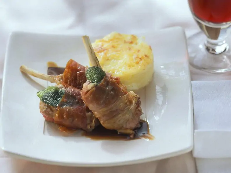 Lamm im Schinkenmantel mit Kartoffelgratin
