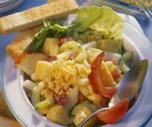 Fruchtiger Gemüsesalat mit Ei