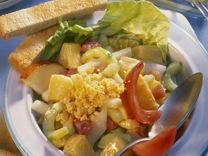 Fruchtiger Gemüsesalat mit Ei