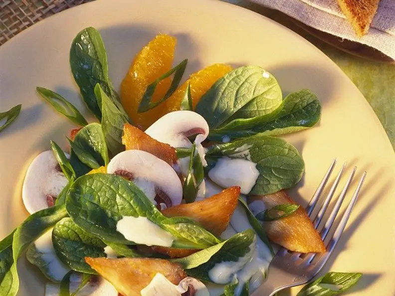 Salat mit Hähnchen und Oragendressing