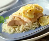 Lachsforelle mit Kartoffeln auf Sauerkraut
