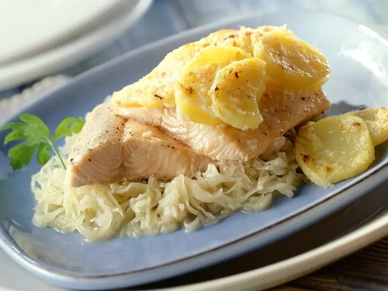 Lachsforelle mit Kartoffeln auf Sauerkraut
