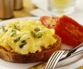 Rührei auf Röstbrot