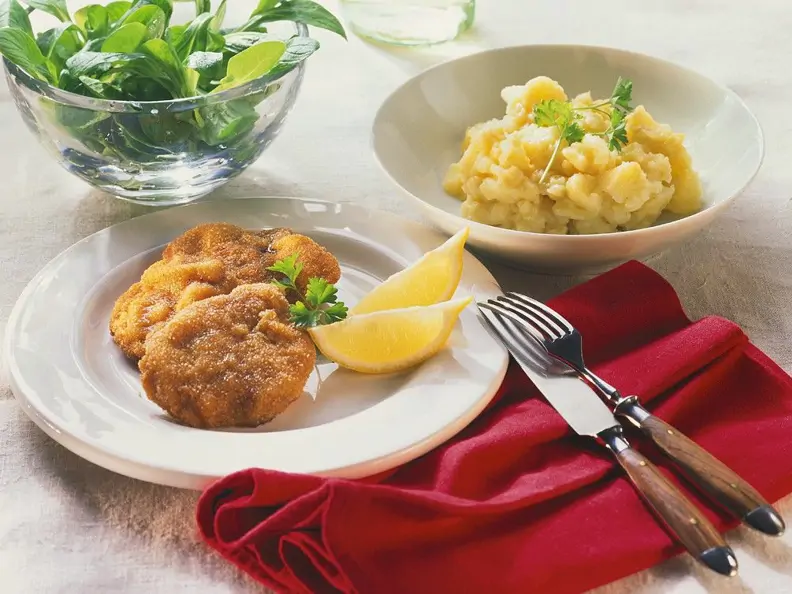 Klassisches Wiener Schnitzel mit Kartoffelsalat