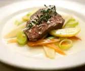 Pochiertes Rinderfilet mit Gemüse