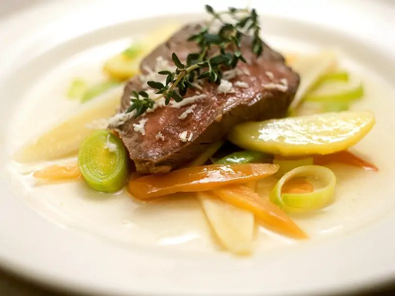 Pochiertes Rinderfilet mit Gemüse