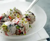 Vanilleeis mit kandierten Früchten