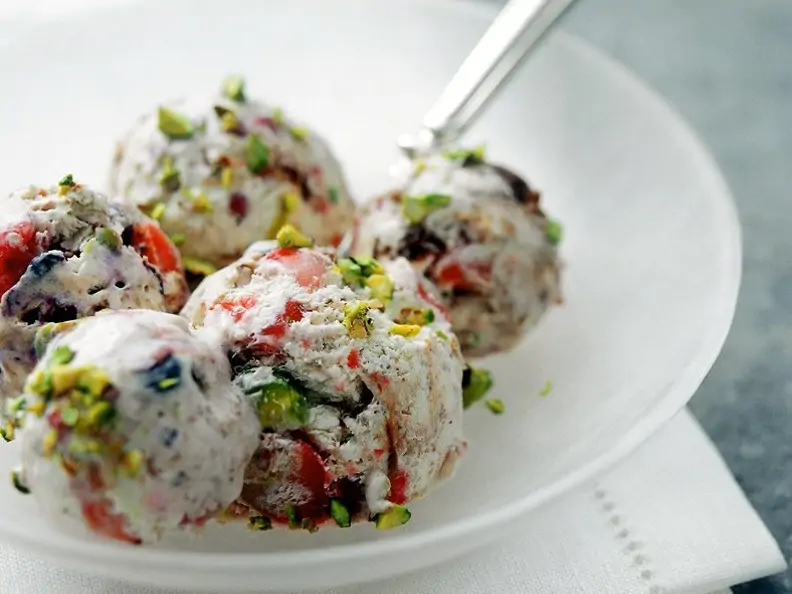 Vanilleeis mit kandierten Früchten
