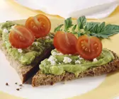 Vollkornbrot mit Avocadoaufstrich