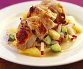 Gebratene Hähnchenbrust auf Ananassalat