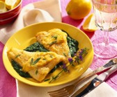 Fisch in Eihülle auf Spinat