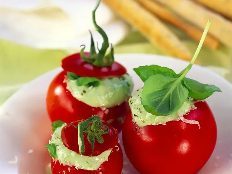 Gefüllte Tomaten mit Basilikum-Frischkäse