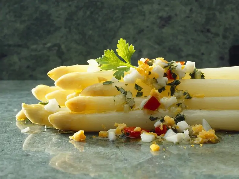 Weißer Spargel mit Eierdressing