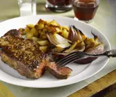 Steaks mit Kartoffelwürfeln