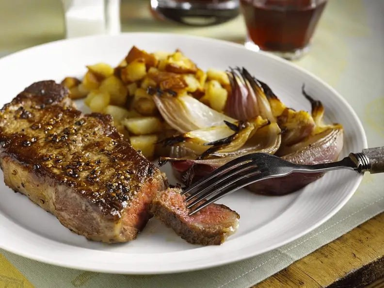 Steaks mit Kartoffelwürfeln