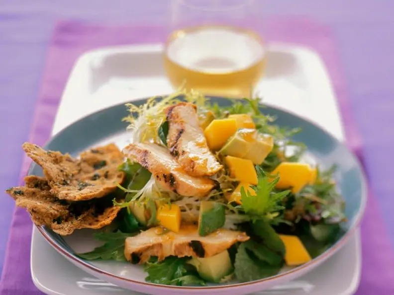 Fruchtiger Friséesalat mit Hähnchenbrust