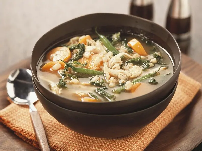 Graupensuppe mit Hühnerfleisch
