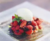Vanilleeis mit Beerensalat