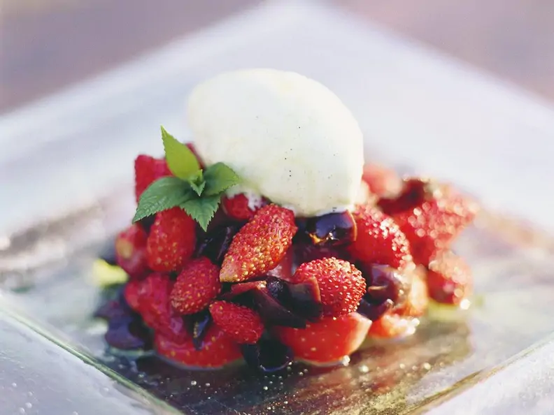 Vanilleeis mit Beerensalat