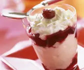 Kirschpüree mit Schlagsahne