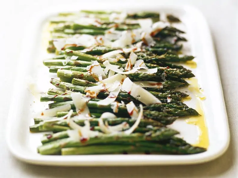 Grüner Spargel aus dem Ofen