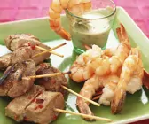 Gegrillte Fleisch- und Garnelenspieße
