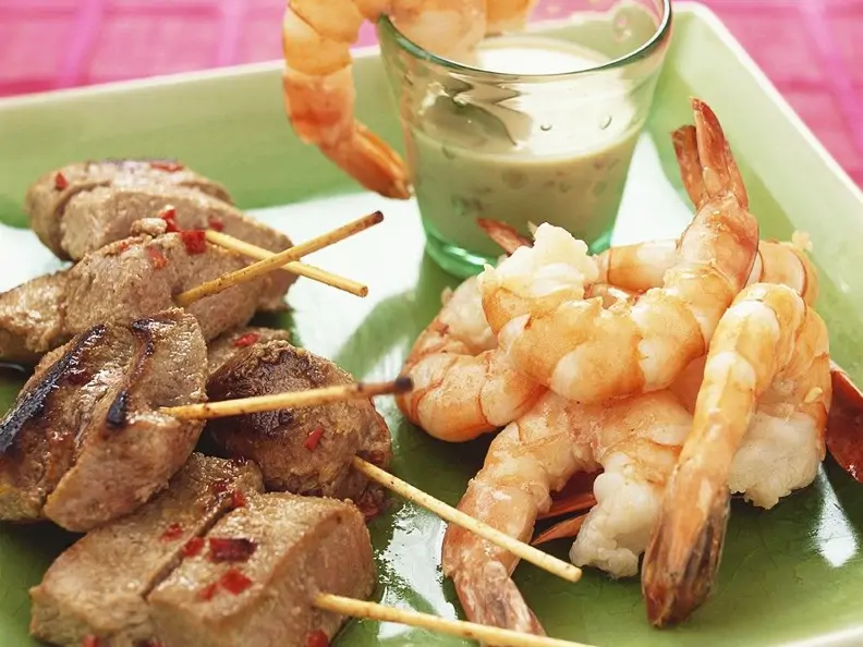 Gegrillte Fleisch- und Garnelenspieße