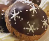 Schoko-Marzipan-Plätzchen mit Kirschen