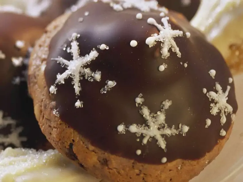 Schoko-Marzipan-Plätzchen mit Kirschen