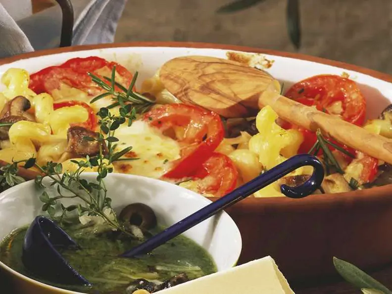 Nudelauflauf mit Tomaten und Pilzen