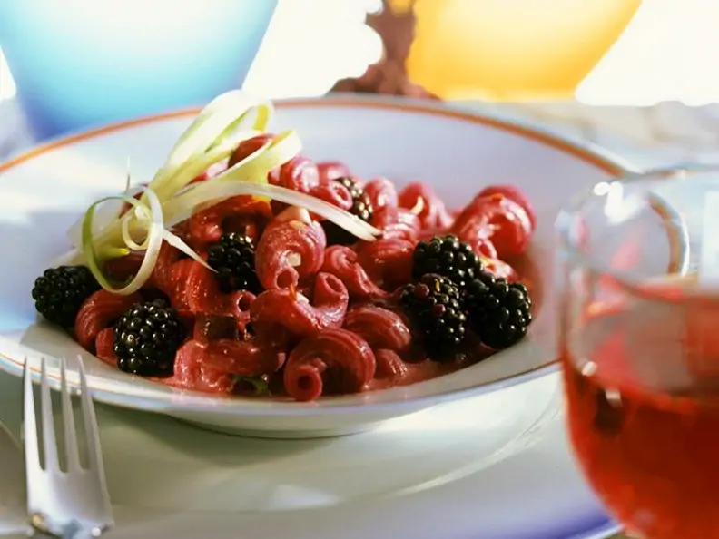 Hörnchennudeln mit Brombeeren