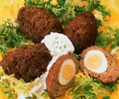 Hackbällchen mit Eiern gefüllt