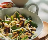 Gemüse mit Pilzen aus dem Wok