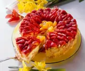 Biskuittorte mit Quarkcreme und Früchten