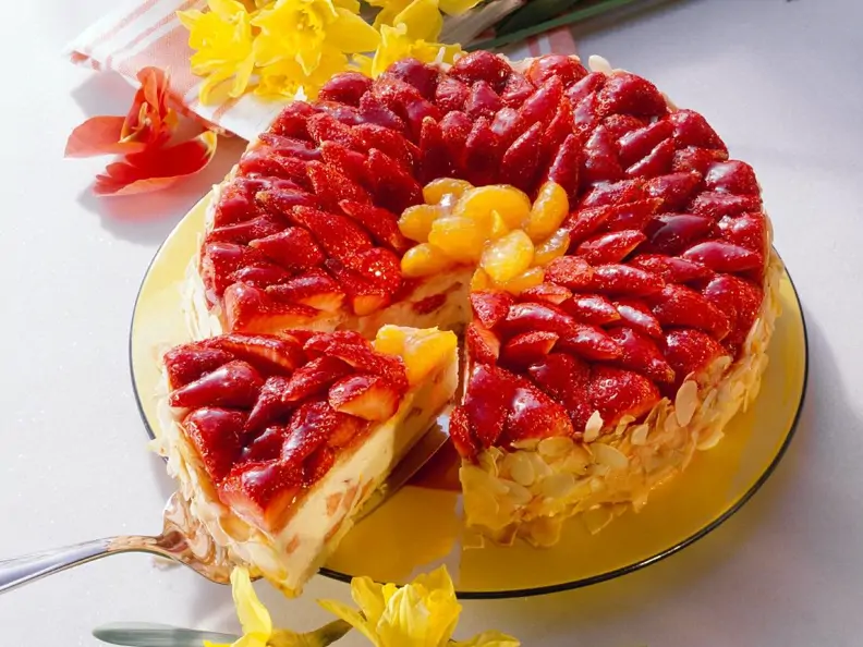 Biskuittorte mit Quarkcreme und Früchten